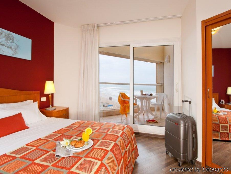 Arena Hotel By The Beach Бат-Ям Номер фото
