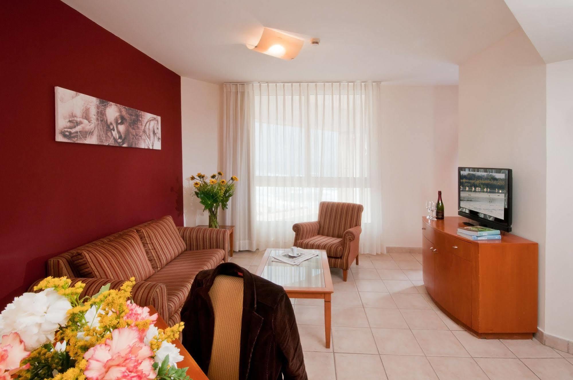 Arena Hotel By The Beach Бат-Ям Номер фото