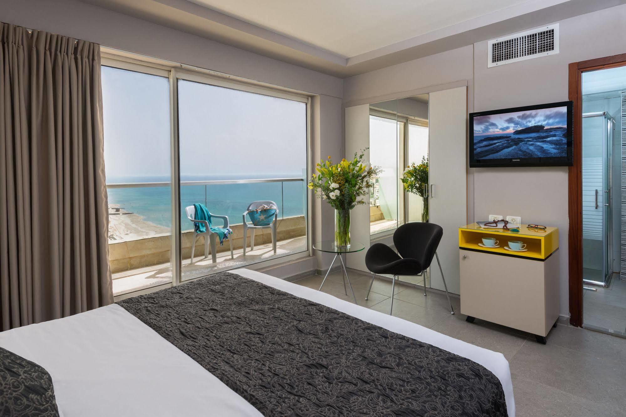 Arena Hotel By The Beach Бат-Ям Экстерьер фото